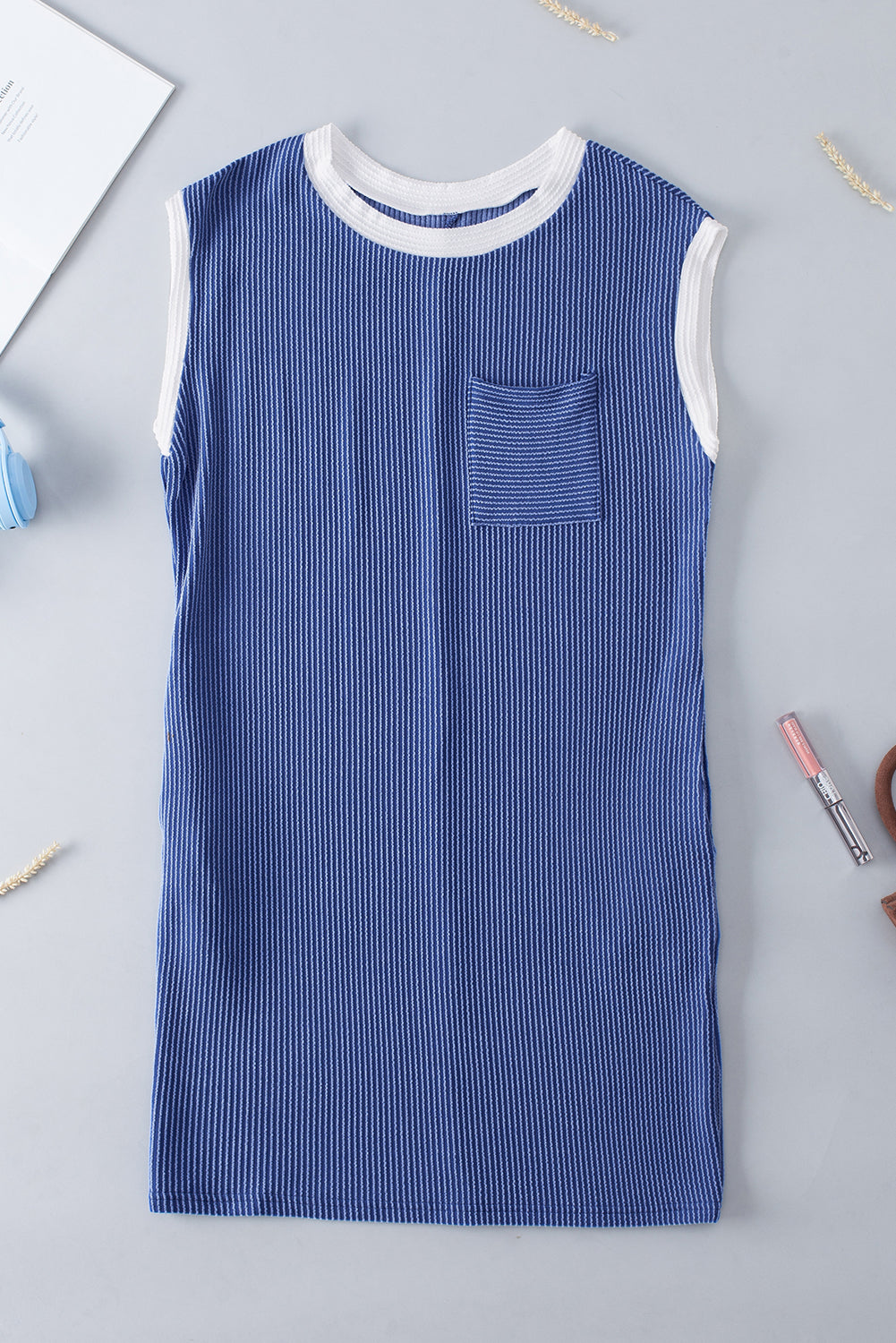 Segelblaues t-shirt-kleid mit strukturierten rippenärmeln