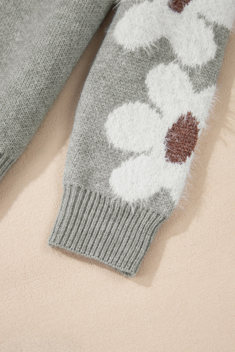 Hellgrauer pullover mit blumenärmeln und hängeschultern