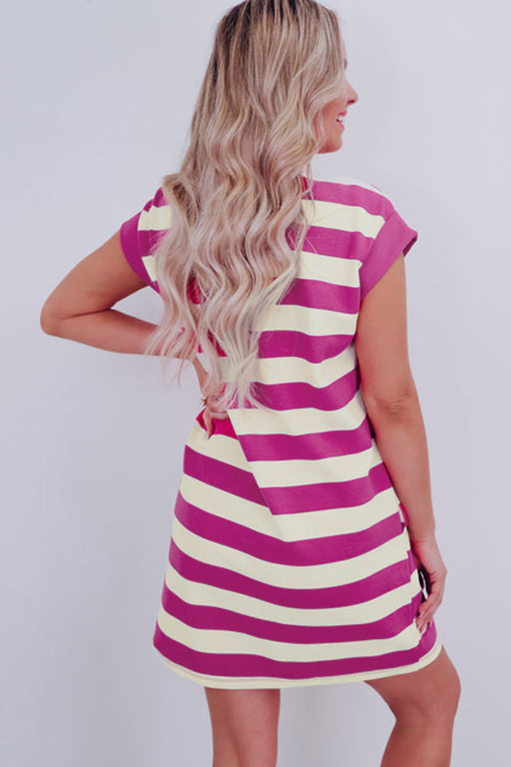 Rosa gestreiftes Shift-T-Shirt-Kleid mit Ärmel und Taschen