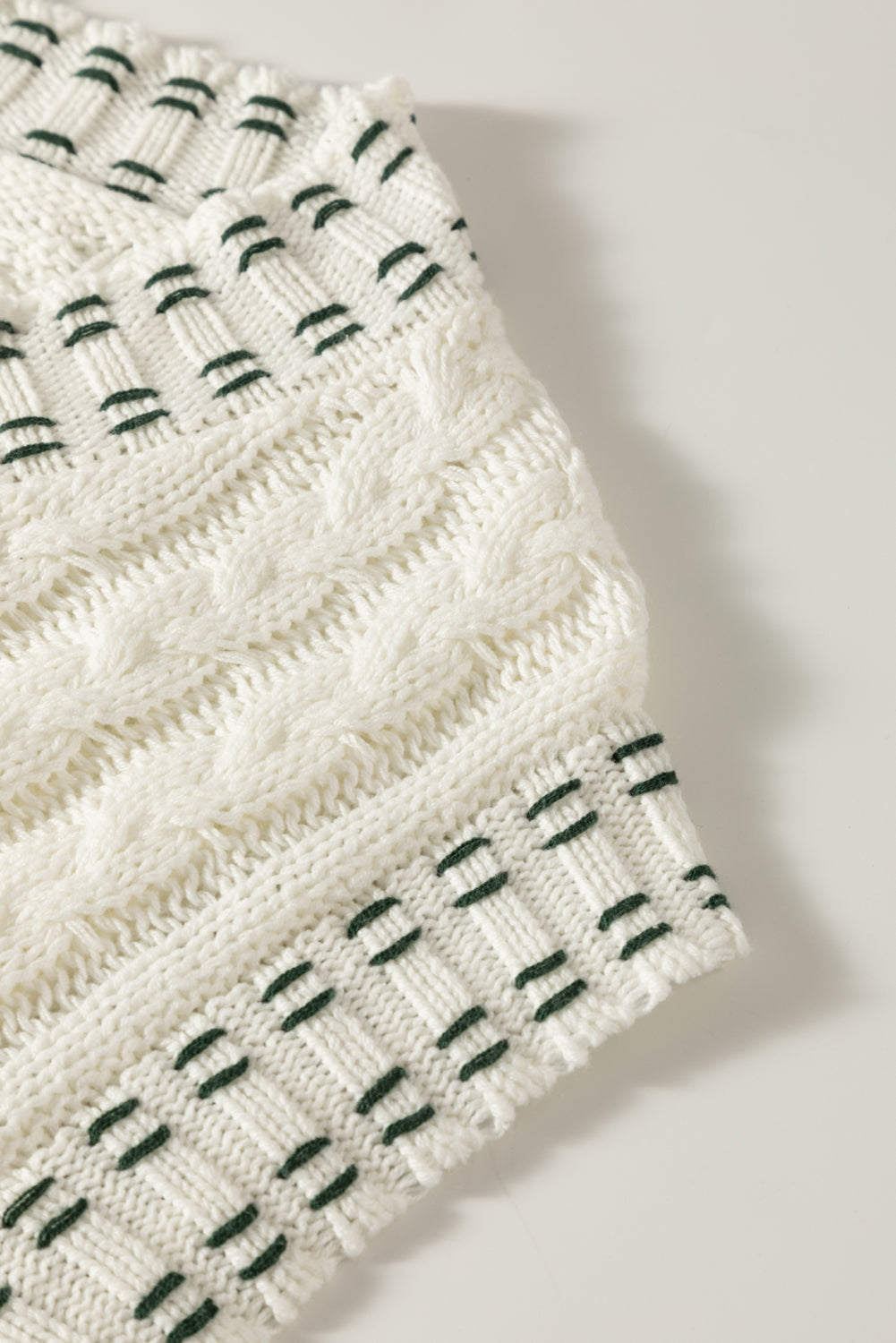 Weißer v-ausschnitt mit kontrastbesatz, pullover mit kabelstrickweste