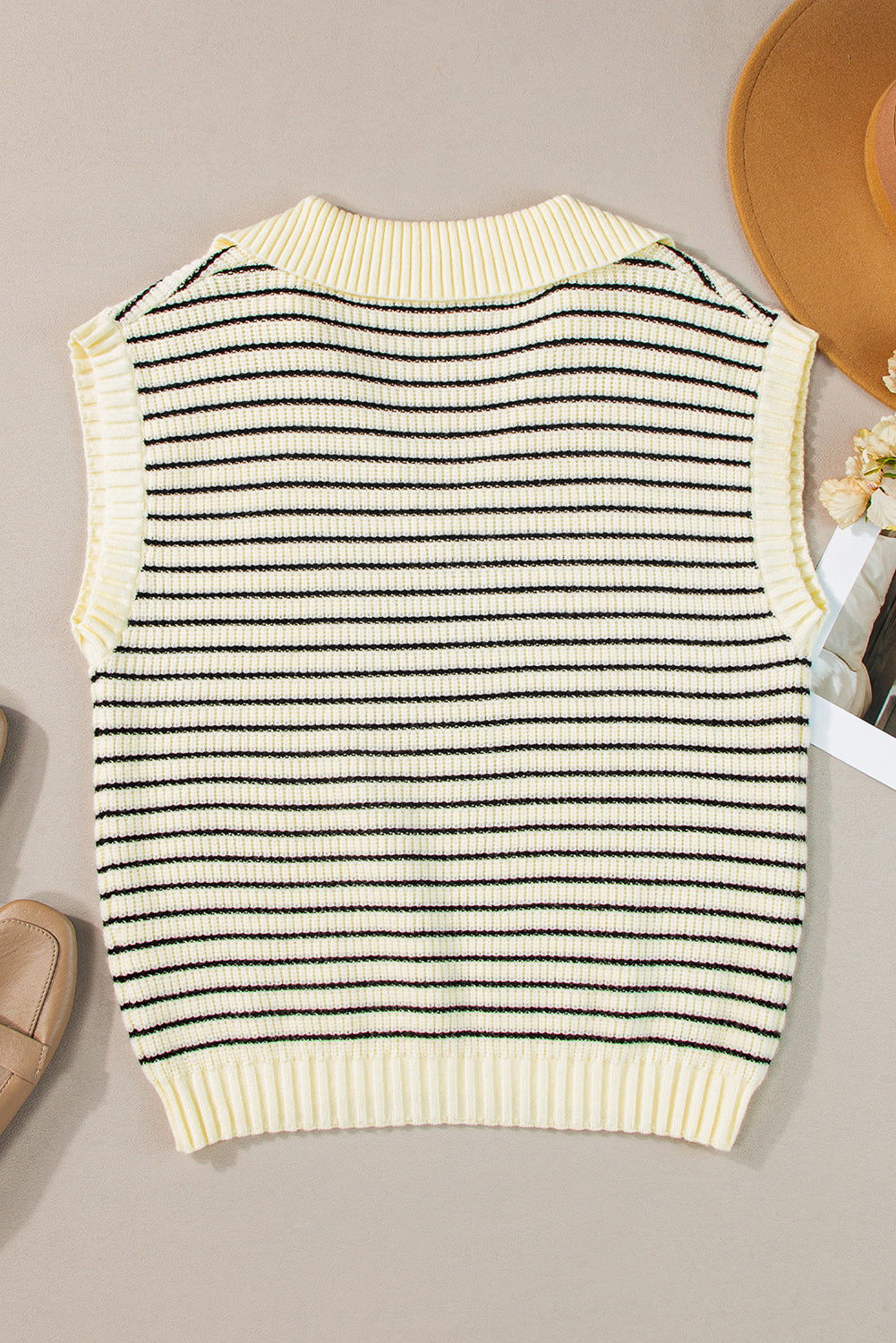 Beige gestreiftes pullover-tank-top mit v-ausschnitt