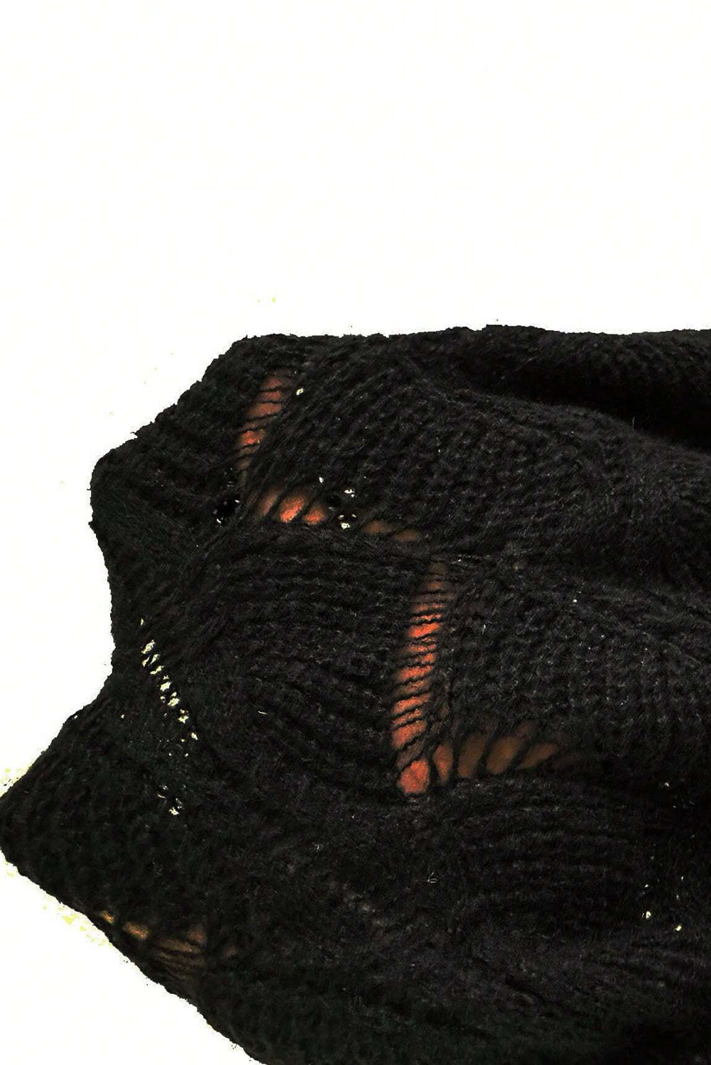 Schwarzer strickpullover mit v-ausschnitt und hohlen schultern
