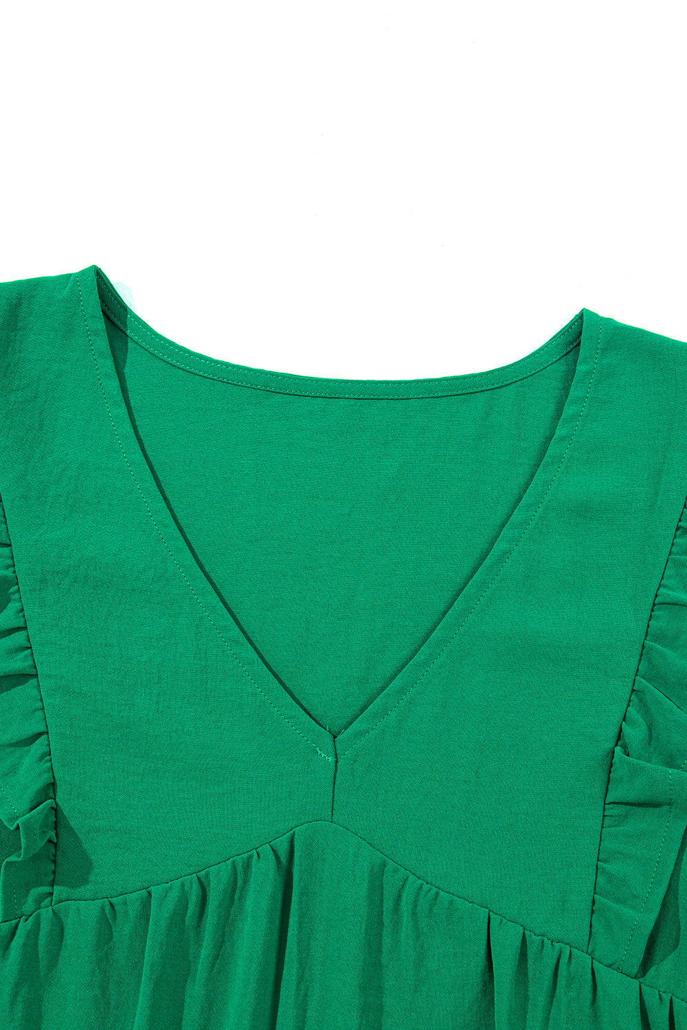 Leuchtend grünes, einfarbiges minikleid mit v-ausschnitt und rüschenbesatz