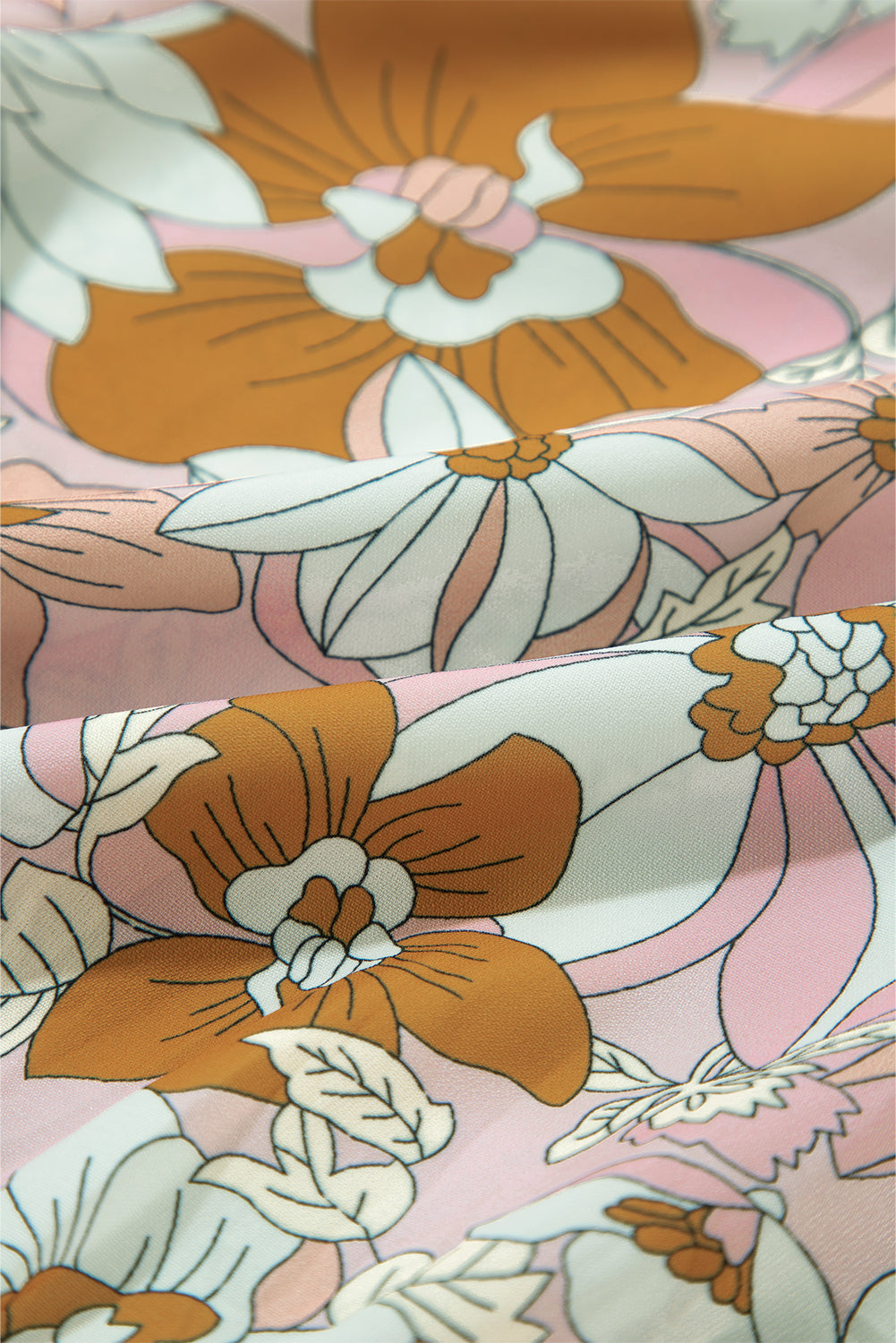 Rosa geblümter kurzarm-röhrenanzug mit knopfleiste