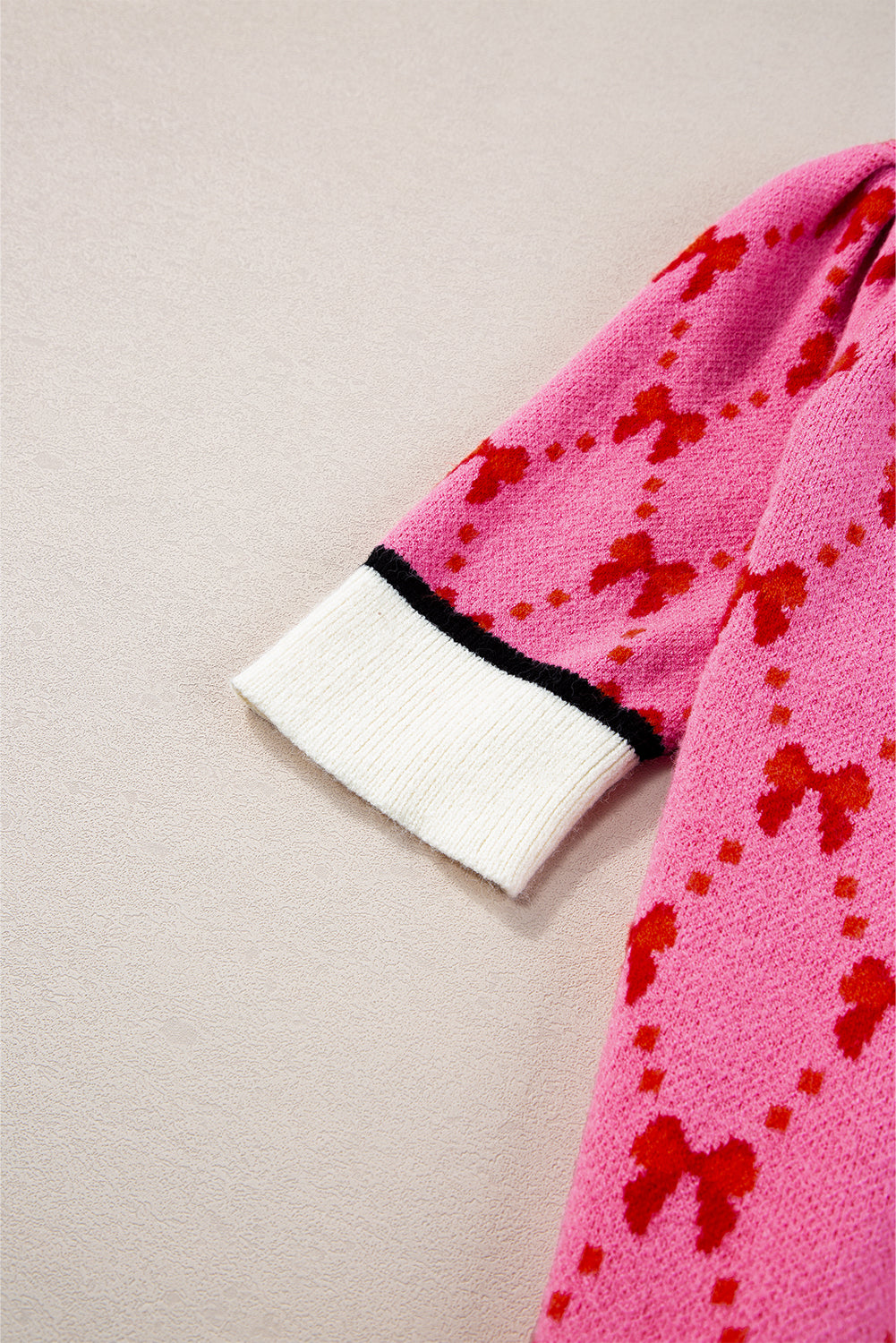 Rosa kurzarm-pullover mit schleifendruck