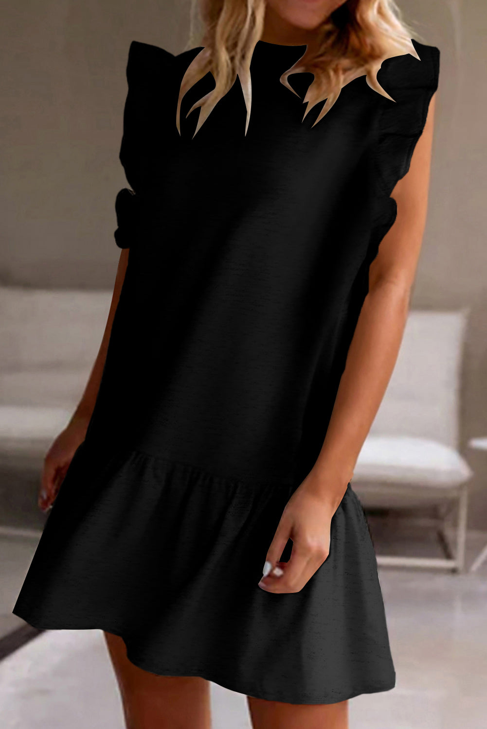 Schwarzes shiftkleid mit rundhalsausschnitt und flatterärmeln
