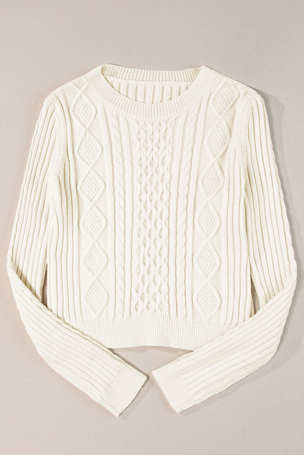 Weißer strickpullover mit zopfmuster