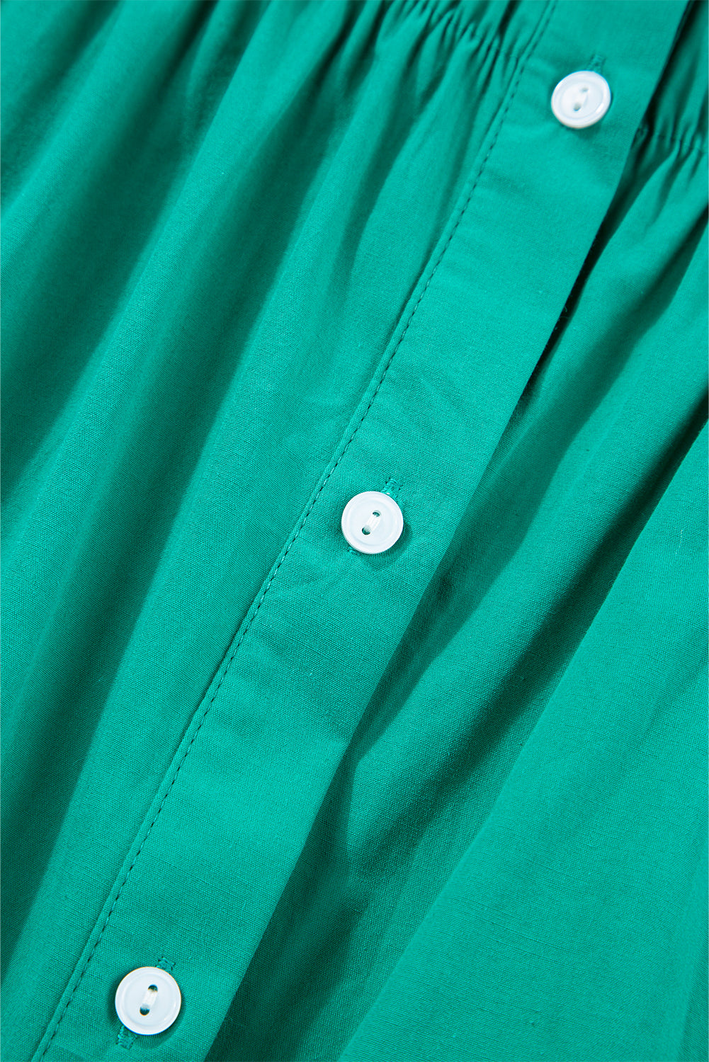 Hellgrünes gerafftes kurzes kleid mit gerafften ärmeln und knopfleiste