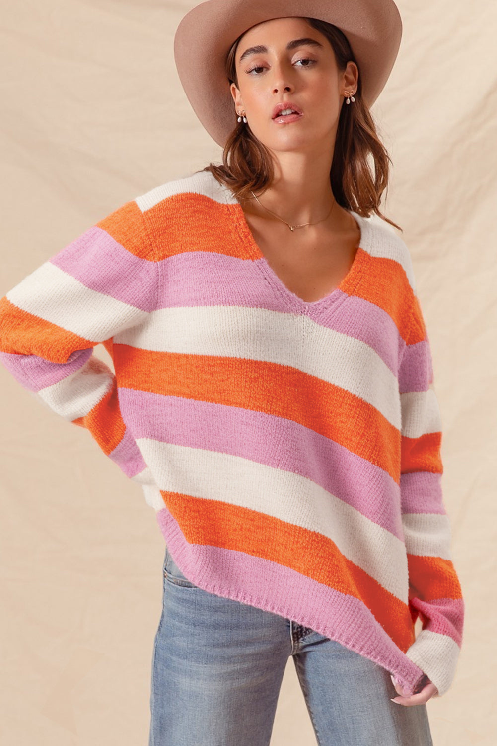 Orange gestreifter colorblock v-ausschnitt freizeitpullover