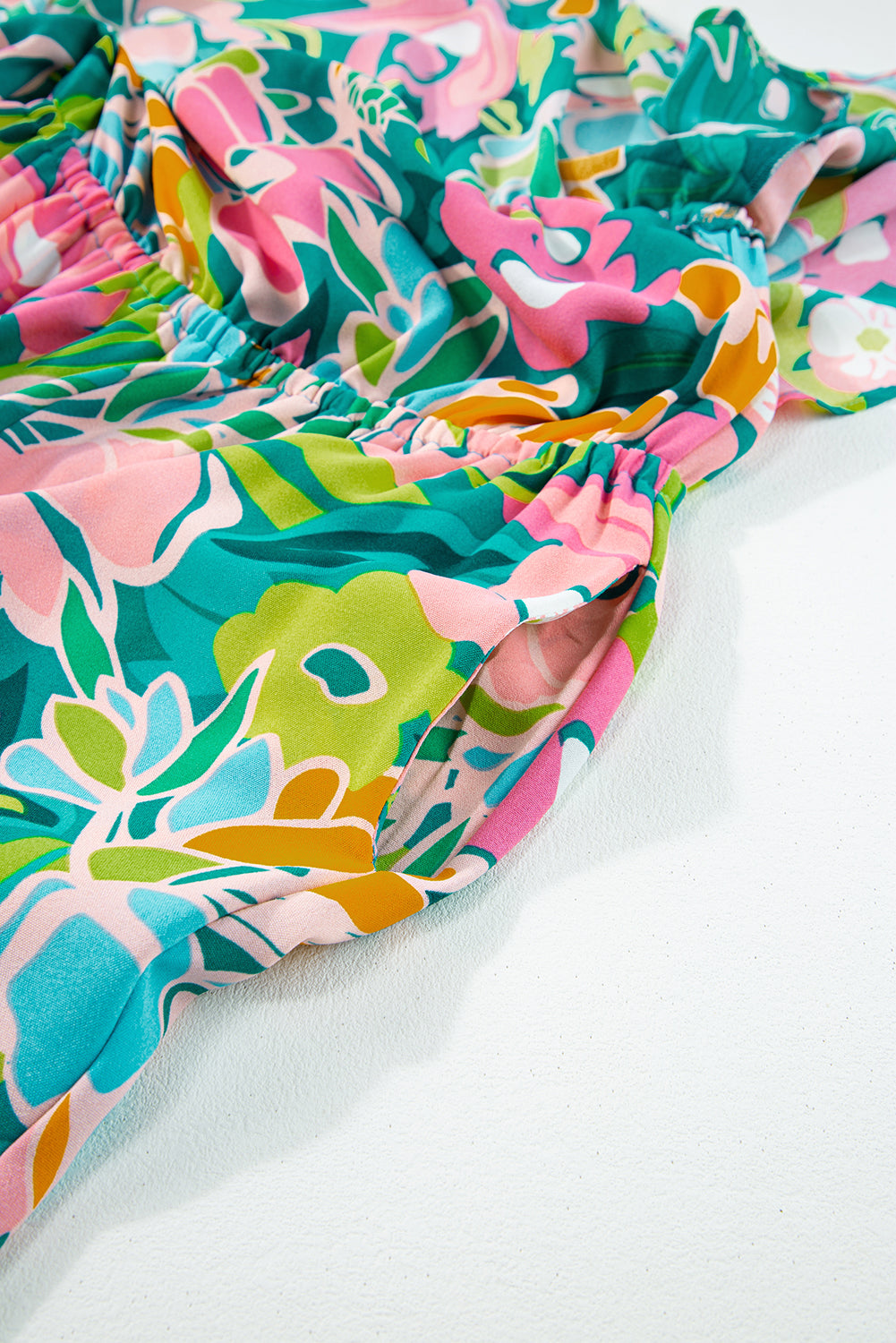 Grüner mix tropical print trägerloser geraffter jumpsuit