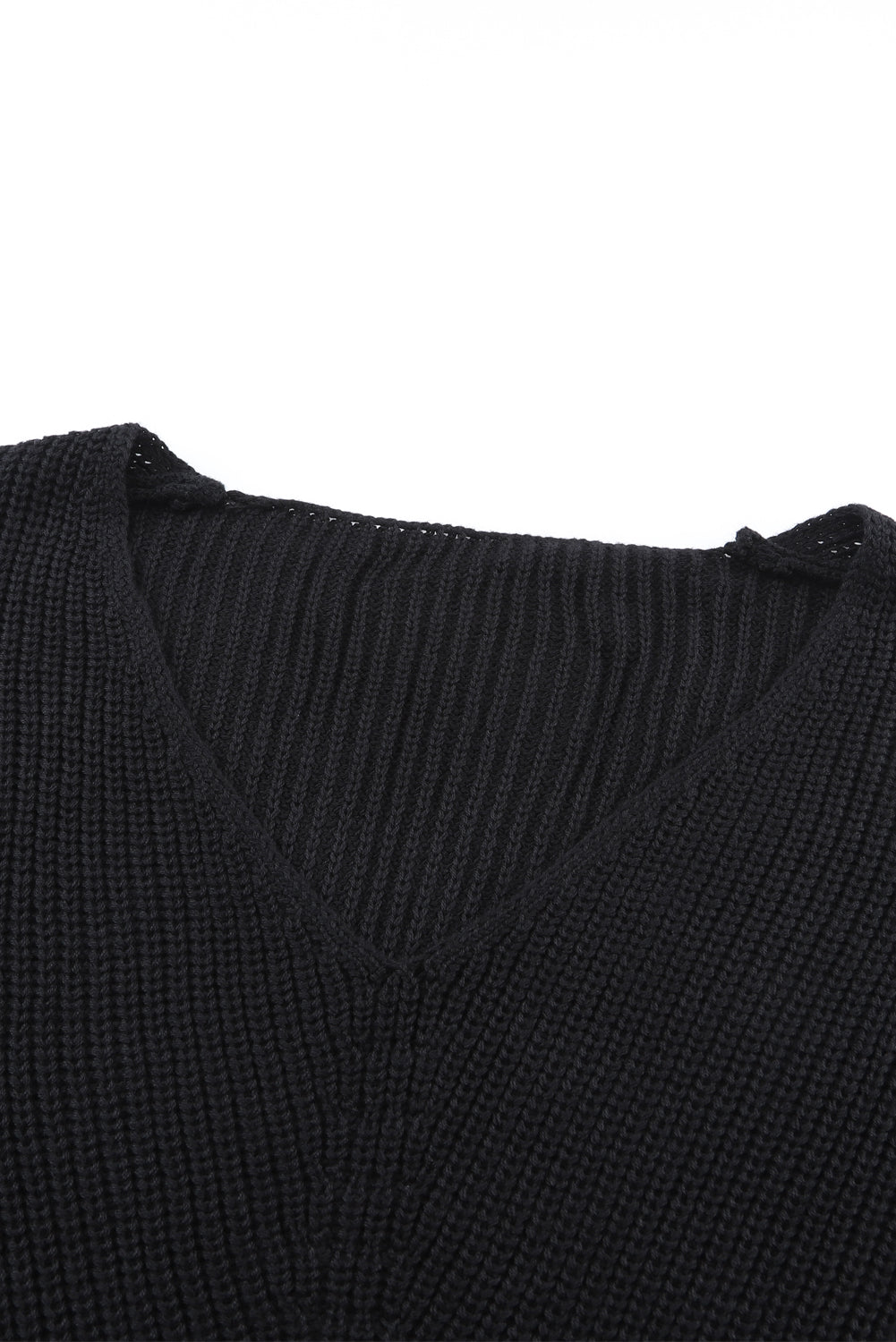Schwarzer pullover mit v-ausschnitt aus rippenstrick