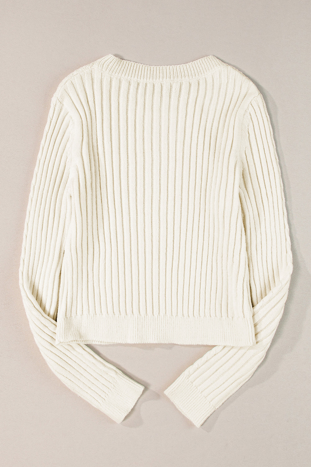 Weißer strickpullover mit zopfmuster