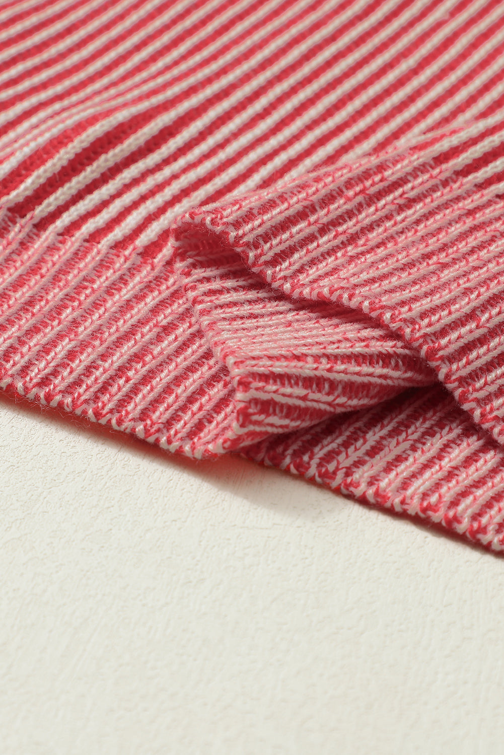 Gestreifter druck gerippter besatz pullover mit rundhalsausschnitt