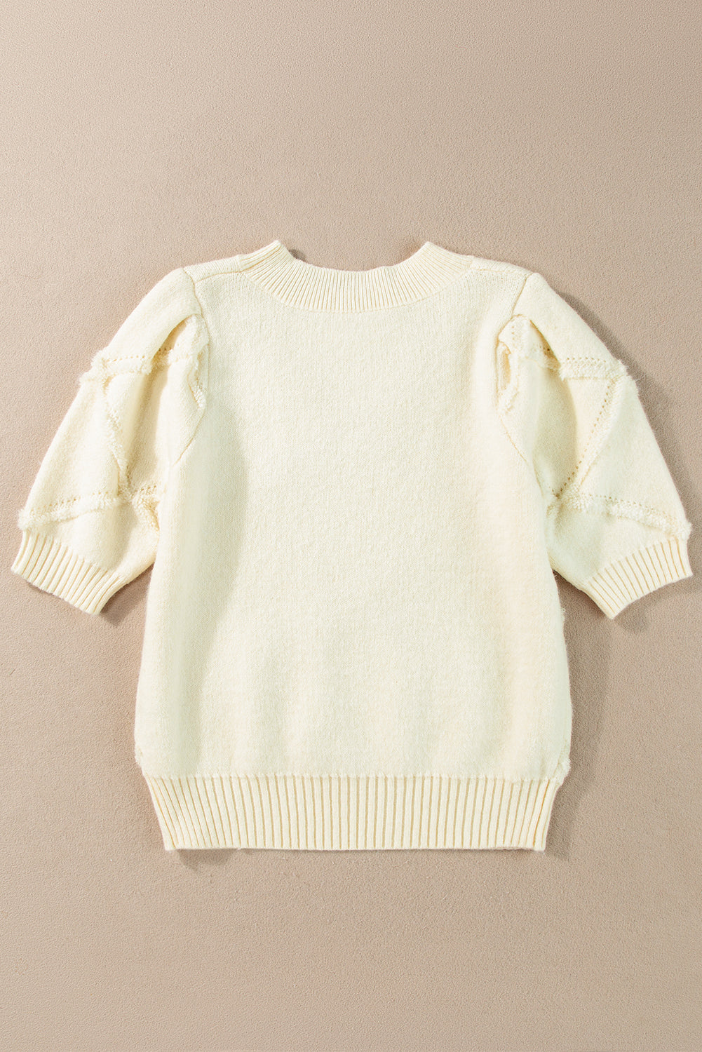 Weißer kurzarmpullover mit rautenmuster und gerippten abschlüssen