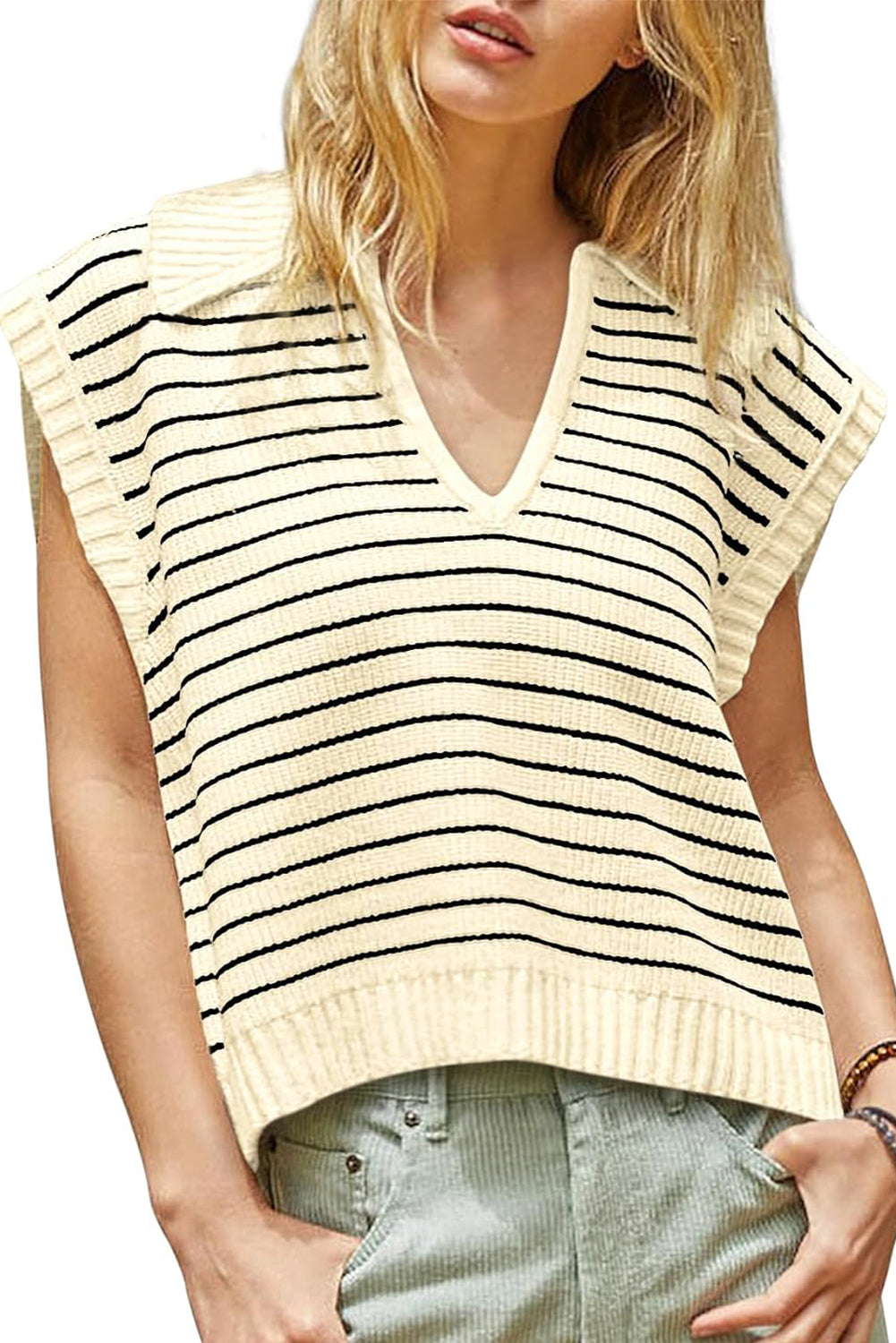Beige gestreiftes pullover-tank-top mit v-ausschnitt