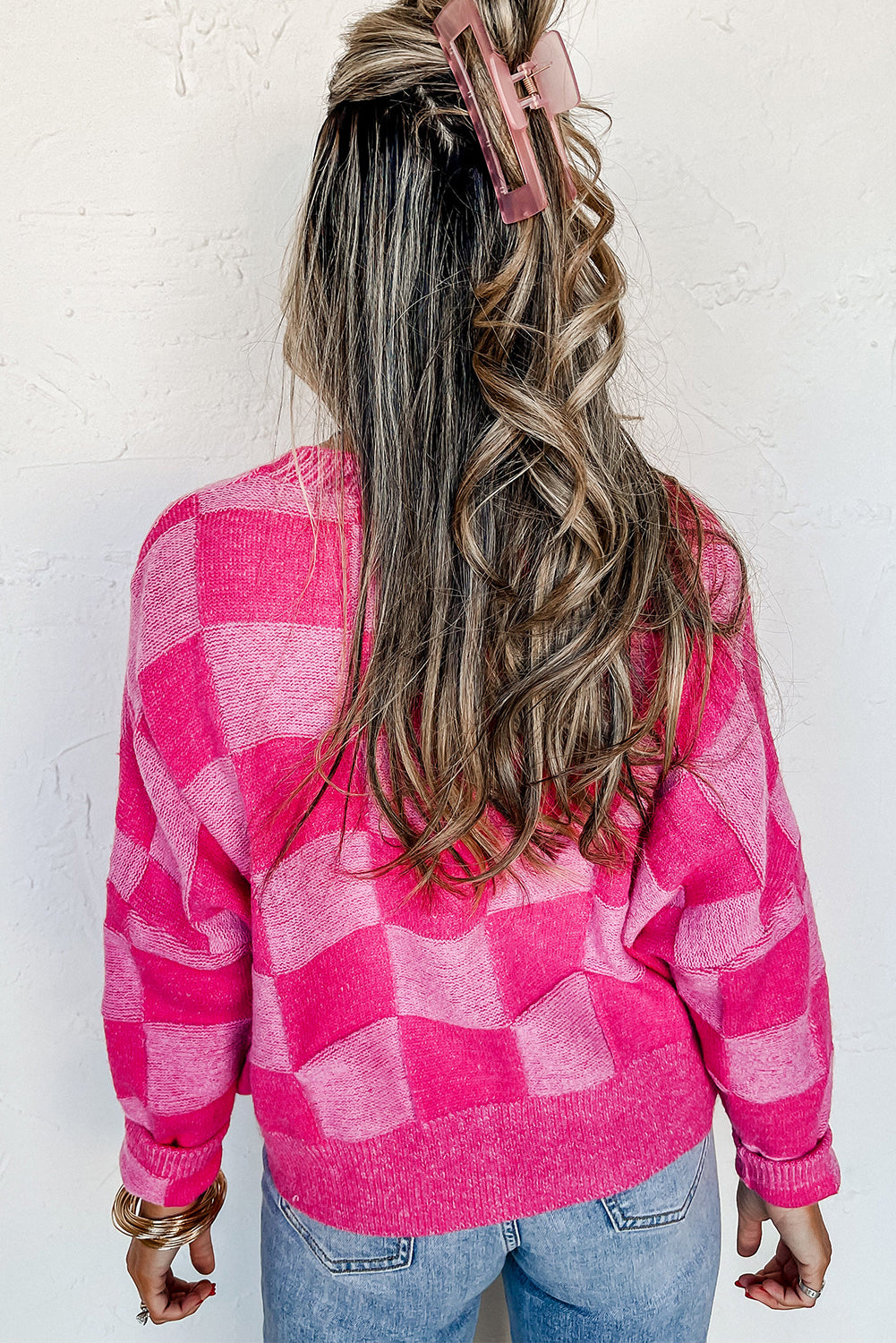 Rosa karierte strickjacke mit v-ausschnitt und geknöpften schultern
