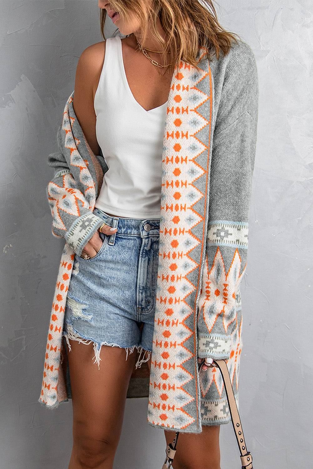 Graue strickjacke mit aztekenmuster und offener vorderseite