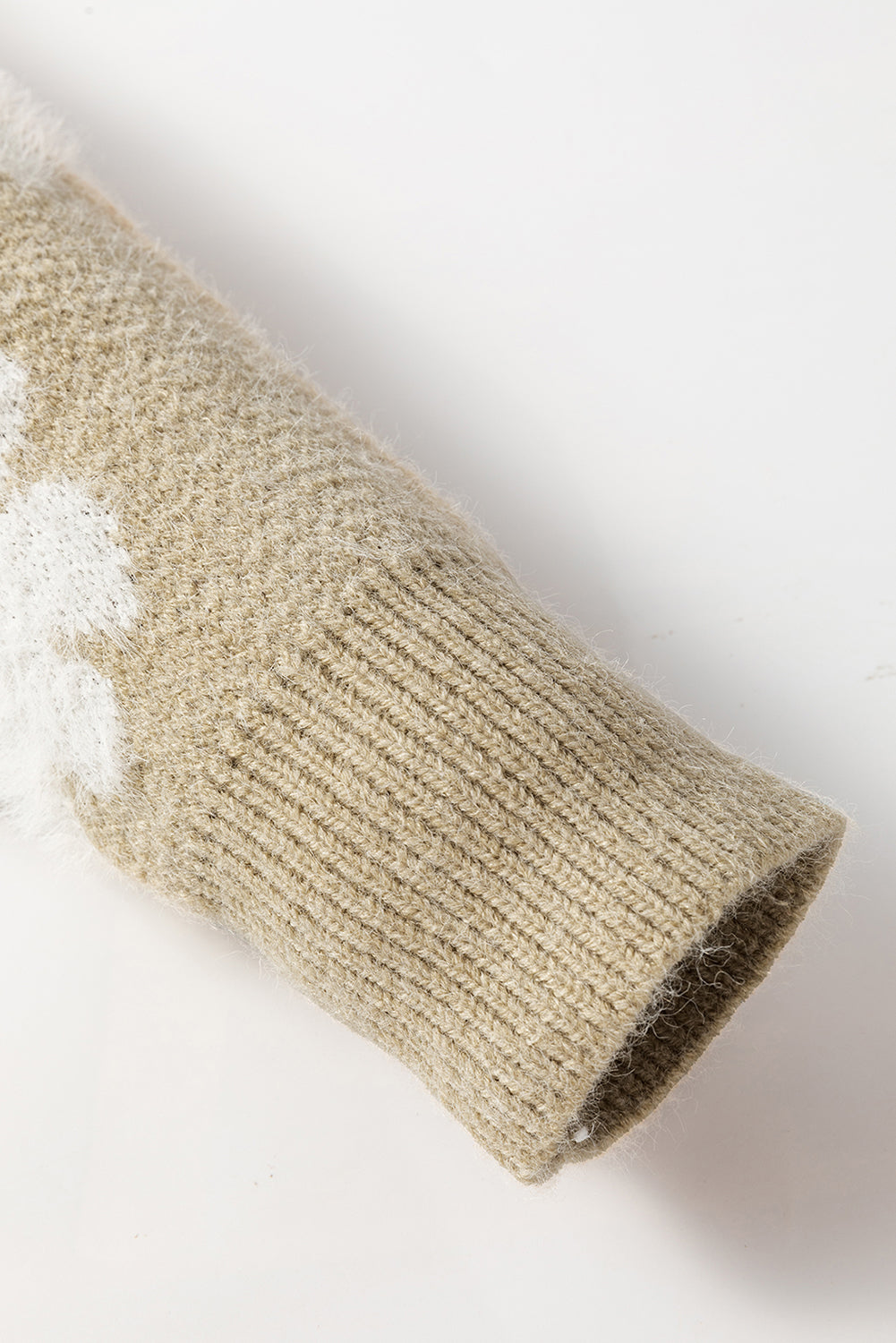 Khakifarbener pullover mit floralem muster und halber öffnung an der schulter