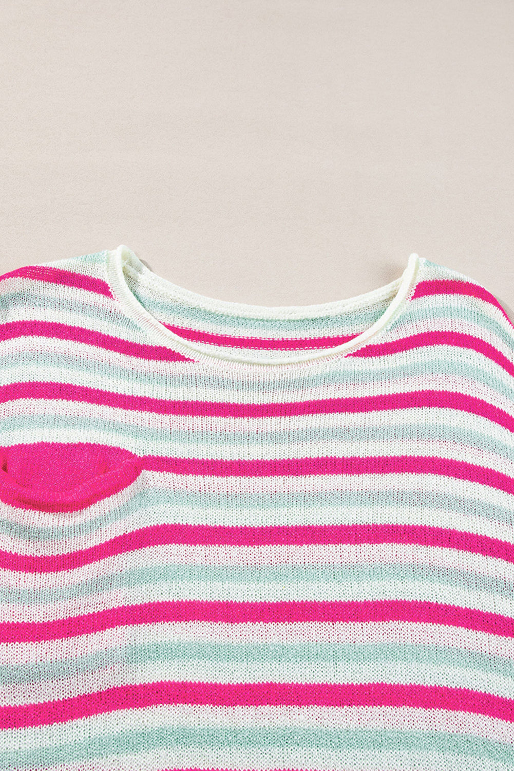 Rosa gestreifter pullover mit übergroßen schultern und tasche