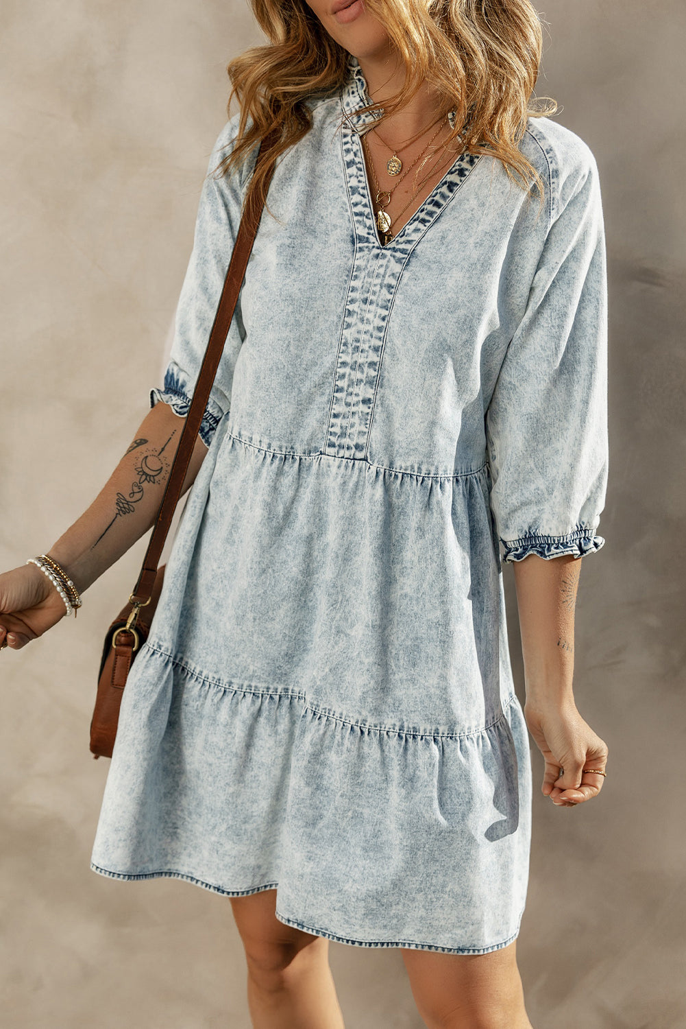 Dunkelblaues acid wash retro denim kleid mit halben ärmeln