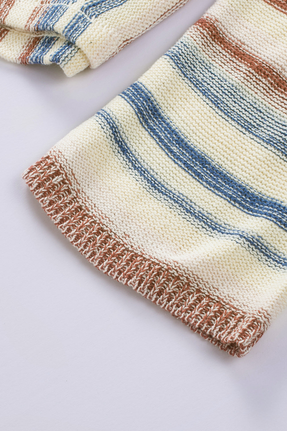 Mehrfarbig gestreifter strickpullover mit kängurutasche und kapuze