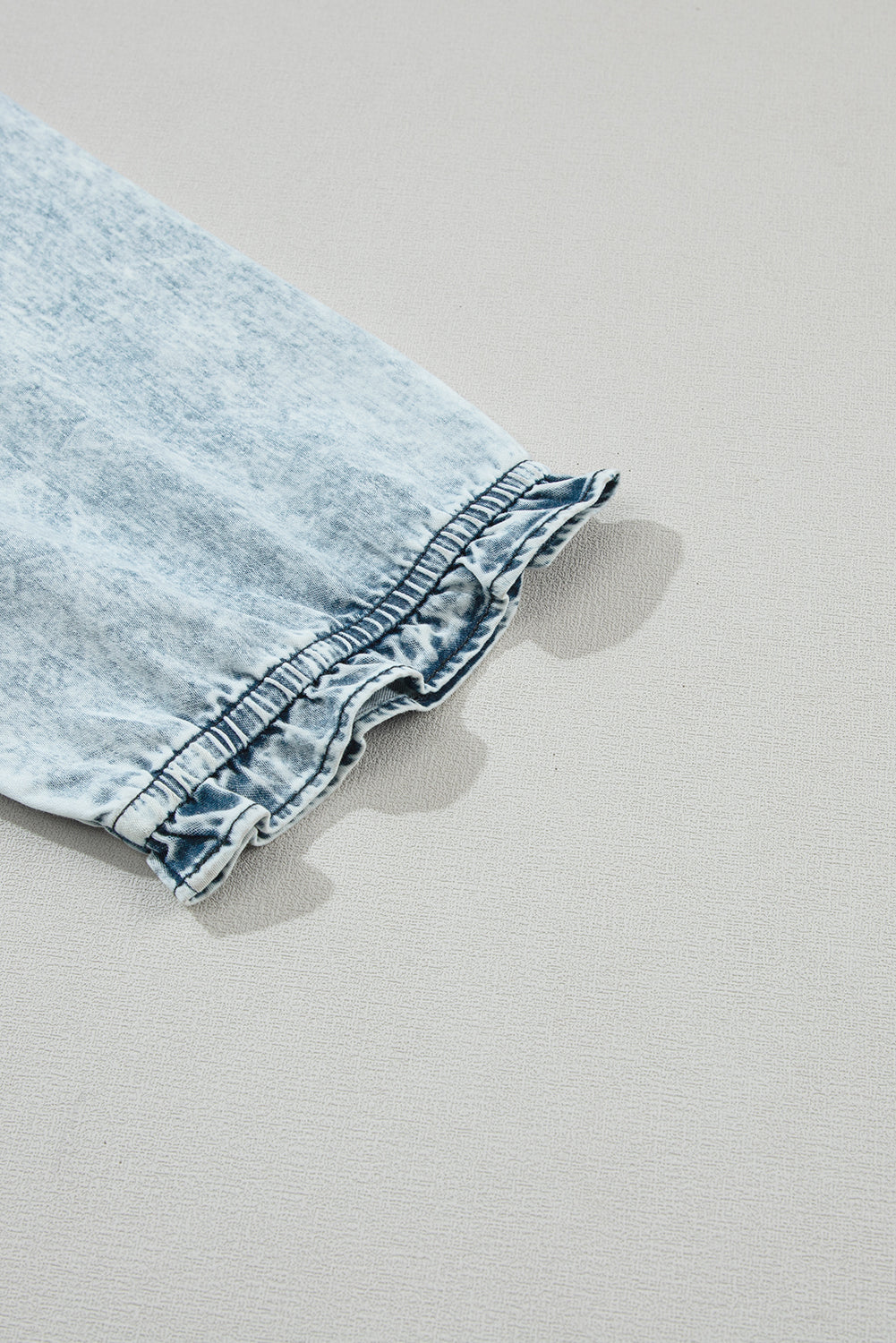 Dunkelblaues acid wash retro denim kleid mit halben ärmeln