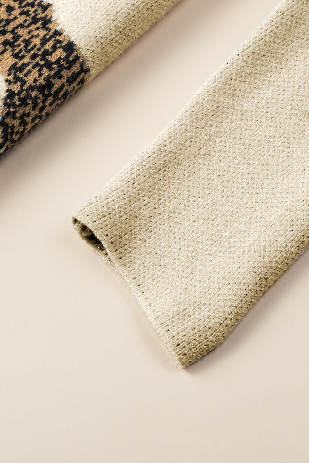 Pergament lebendiger geparden-print pullover mit hohem ausschnitt und geteiltem saum