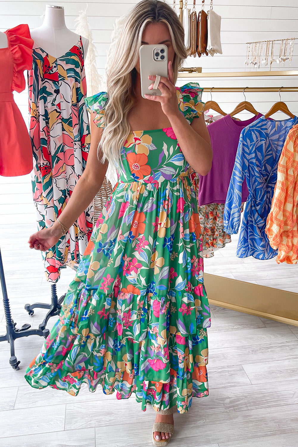 Grünes ärmelloses maxikleid mit blumendruck und rüschenbesatz
