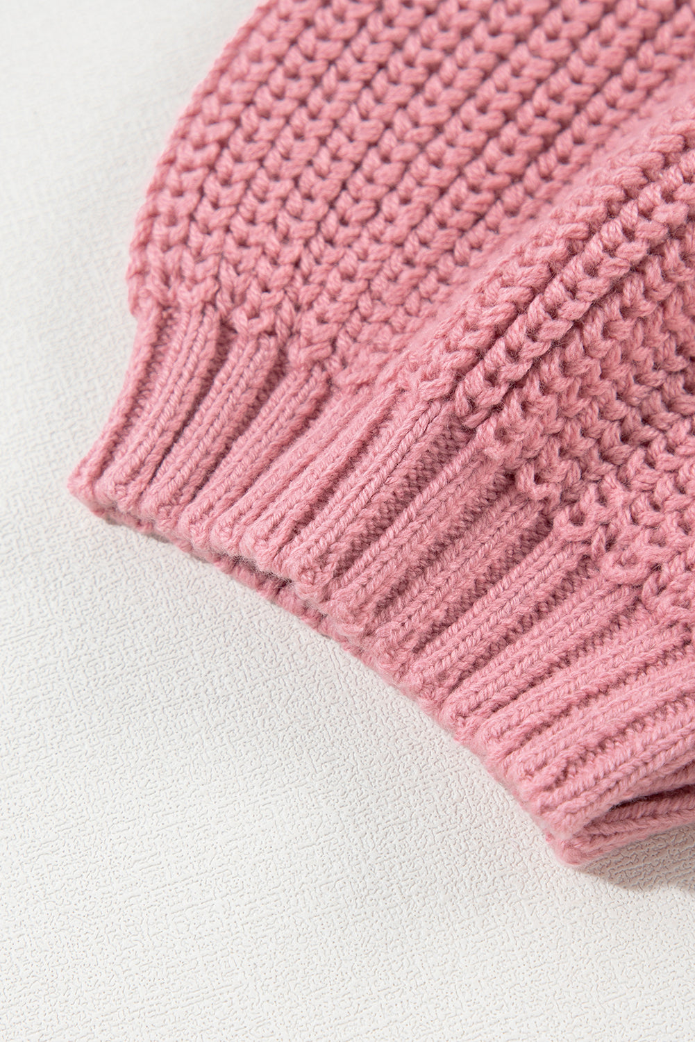 Rosa kabelstrickpullover mit gemischter struktur und kurzen ärmeln