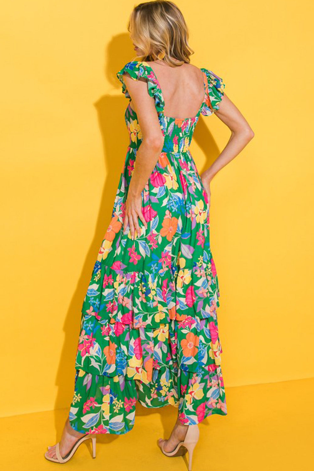 Grünes ärmelloses maxikleid mit blumendruck und rüschenbesatz