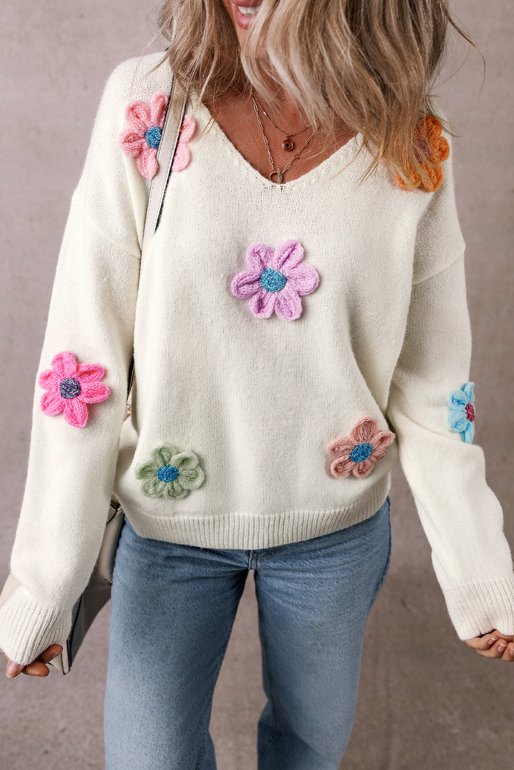 Weißer gehäkelter blumen-v-ausschnitt-pullover