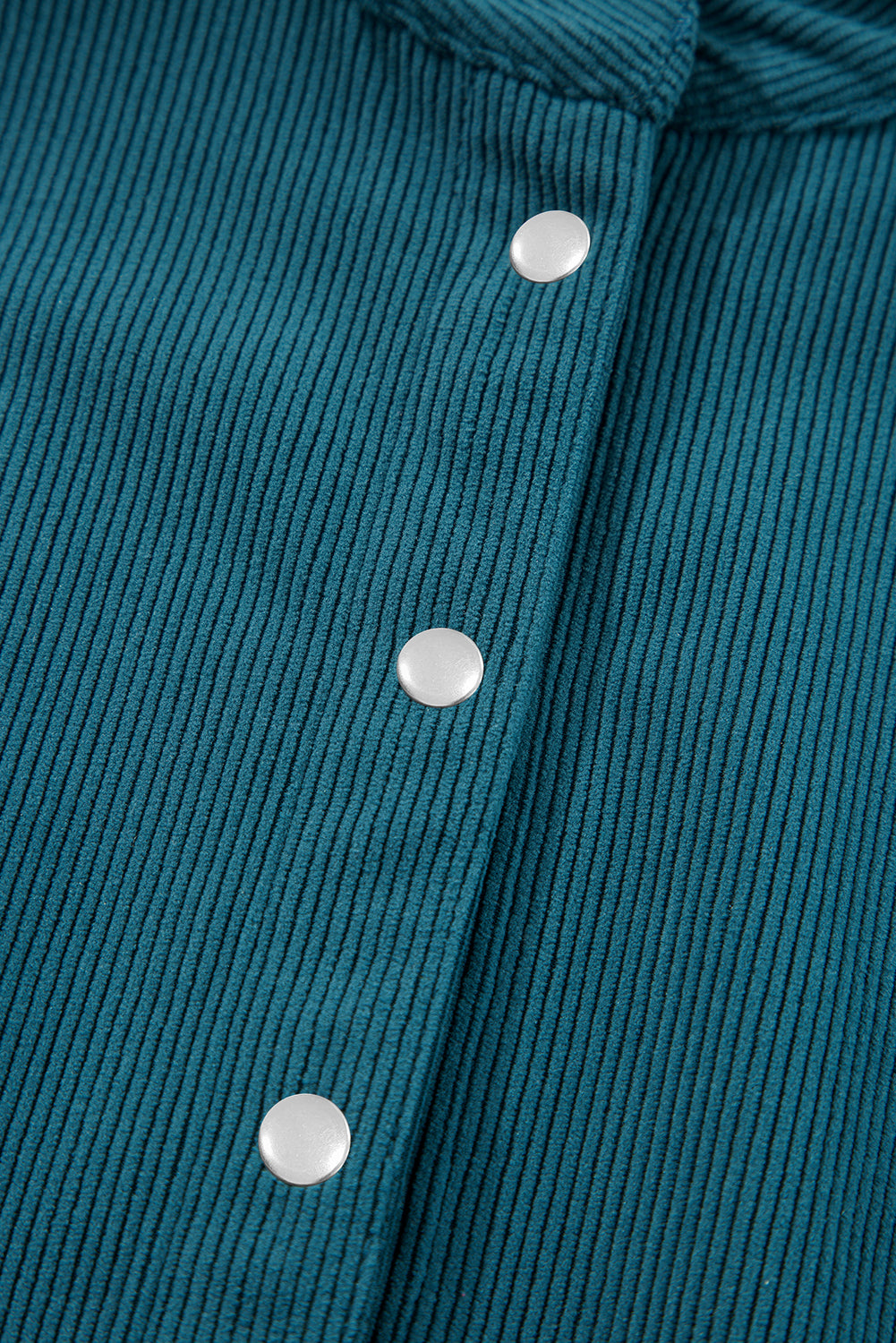 Blaues cord-knopf-kleid mit empire-taille und armband-ärmeln