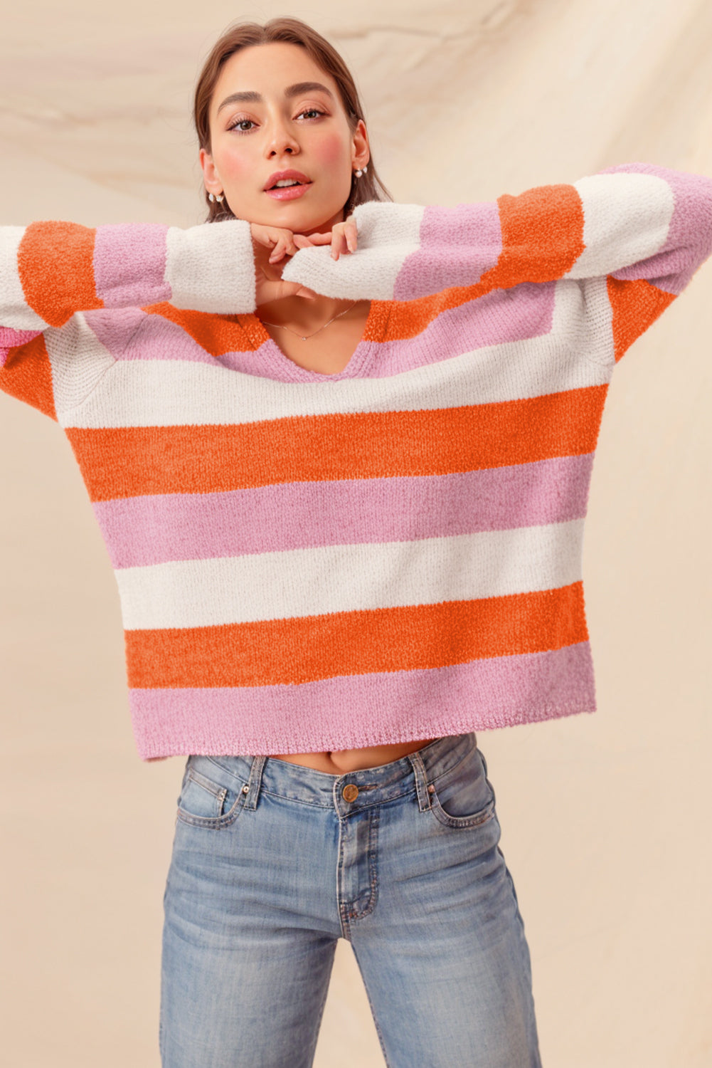 Orange gestreifter colorblock v-ausschnitt freizeitpullover