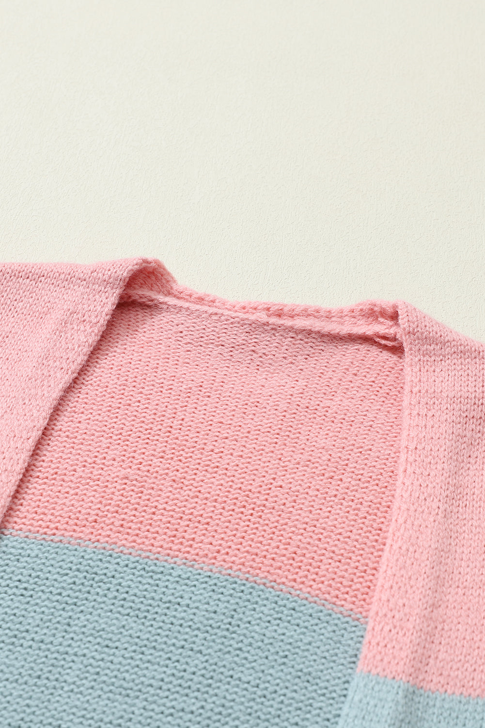 Grüner colorblock-streifen-cardigan mit offener vorderseite