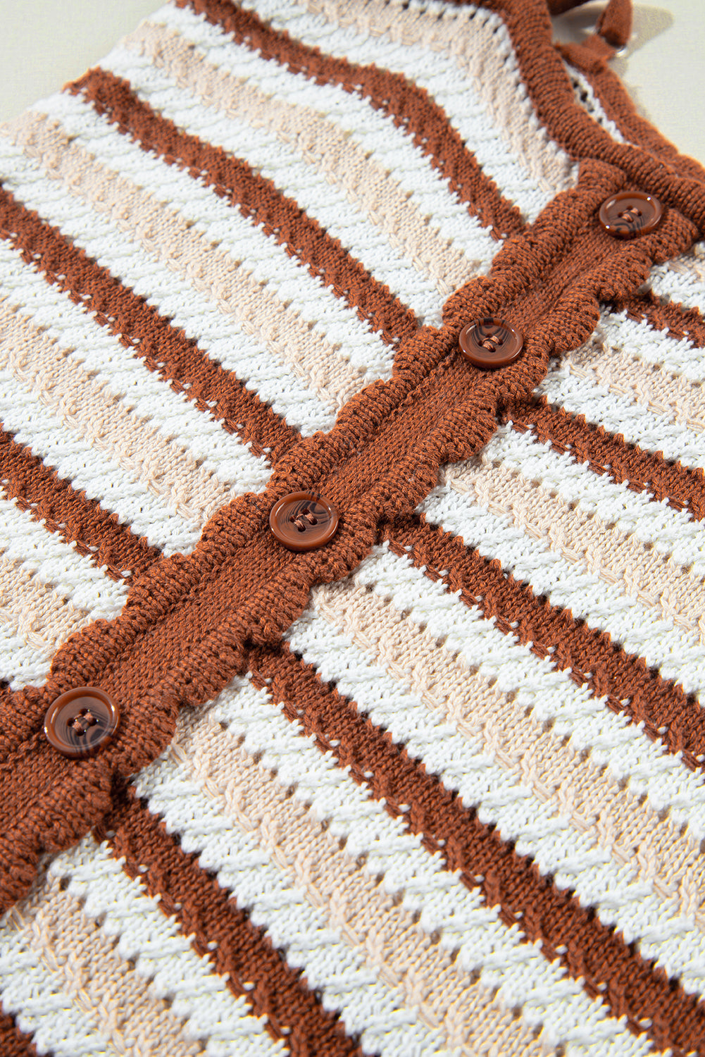 Kastanienbraune gestreifte strickweste mit knöpfen