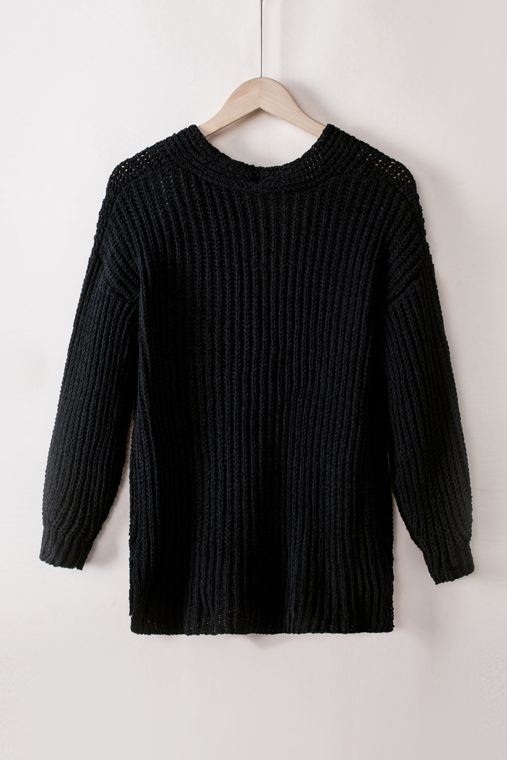 Schwarzer strickcardigan mit knöpfen an der vorderseite und hängeschultern