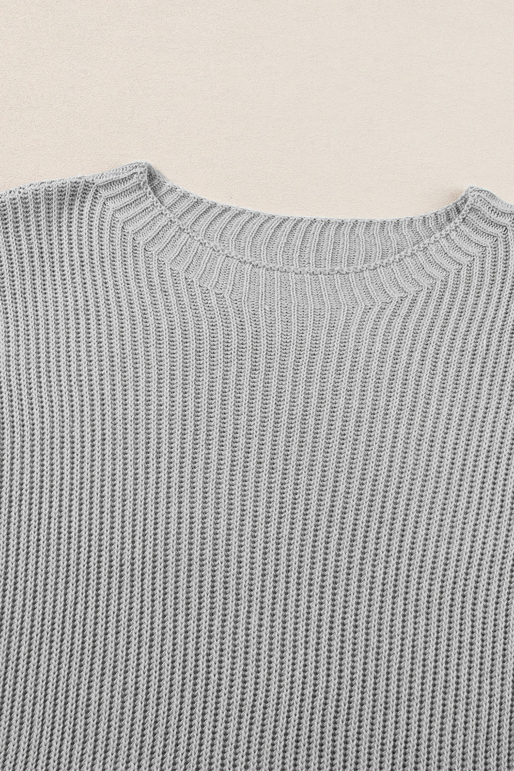 Grauer pullover mit kurzen ärmeln und seitenschlitz in übergröße