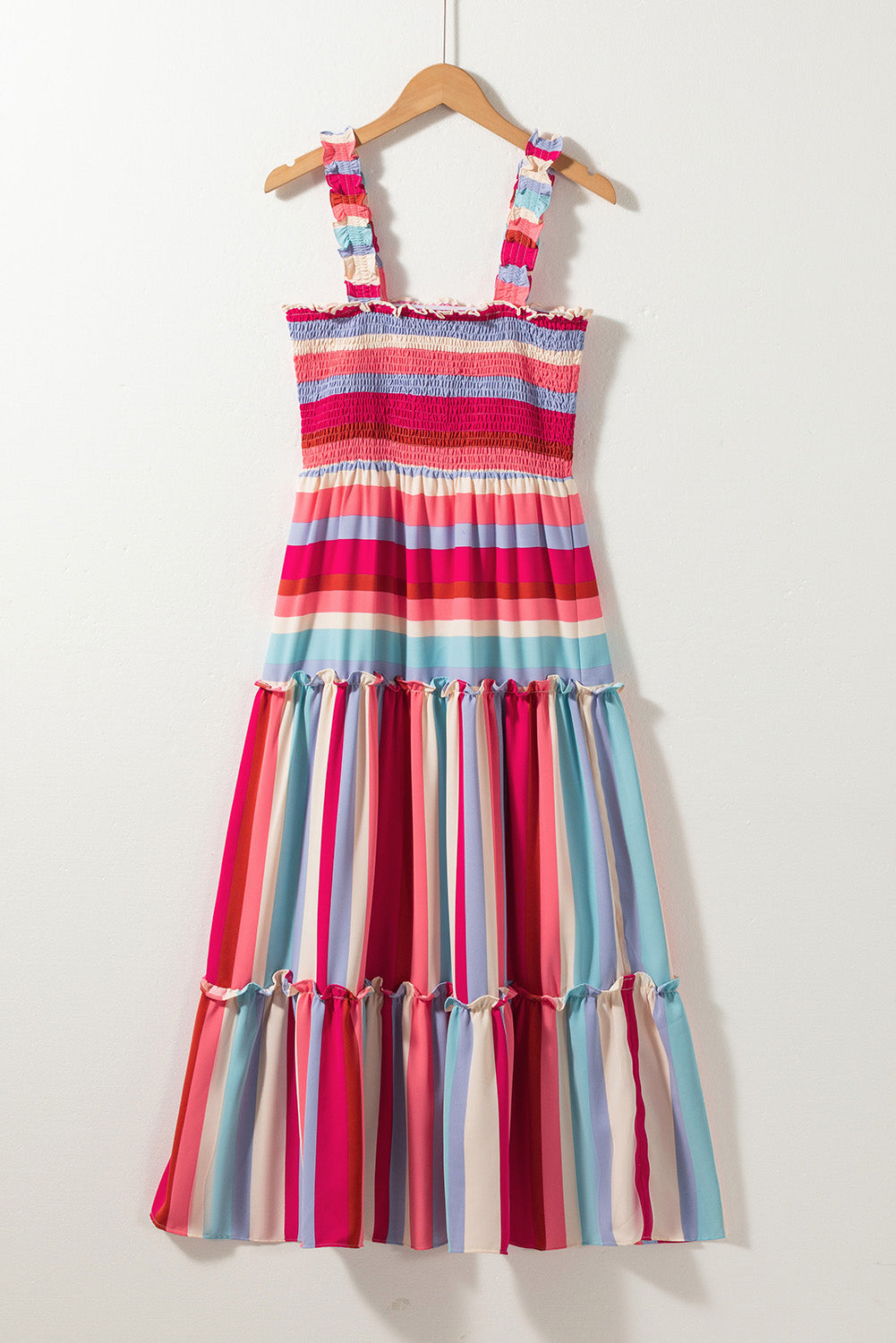 Rotes gestreiftes gerafftes Trägerband gerafftes langes Kleid