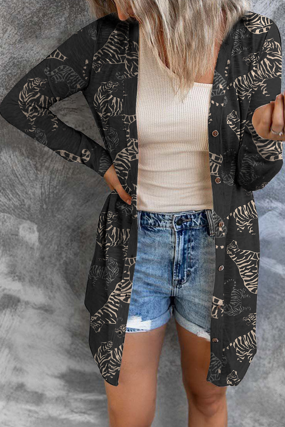 Schwarze wild tiger print knopfleiste strickjacke