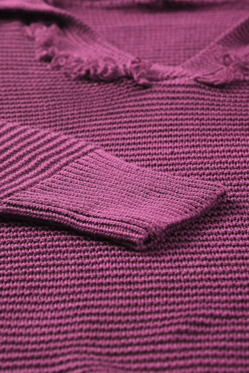 Kapuzenpullover mit v-ausschnitt und gerippter schulterpartie