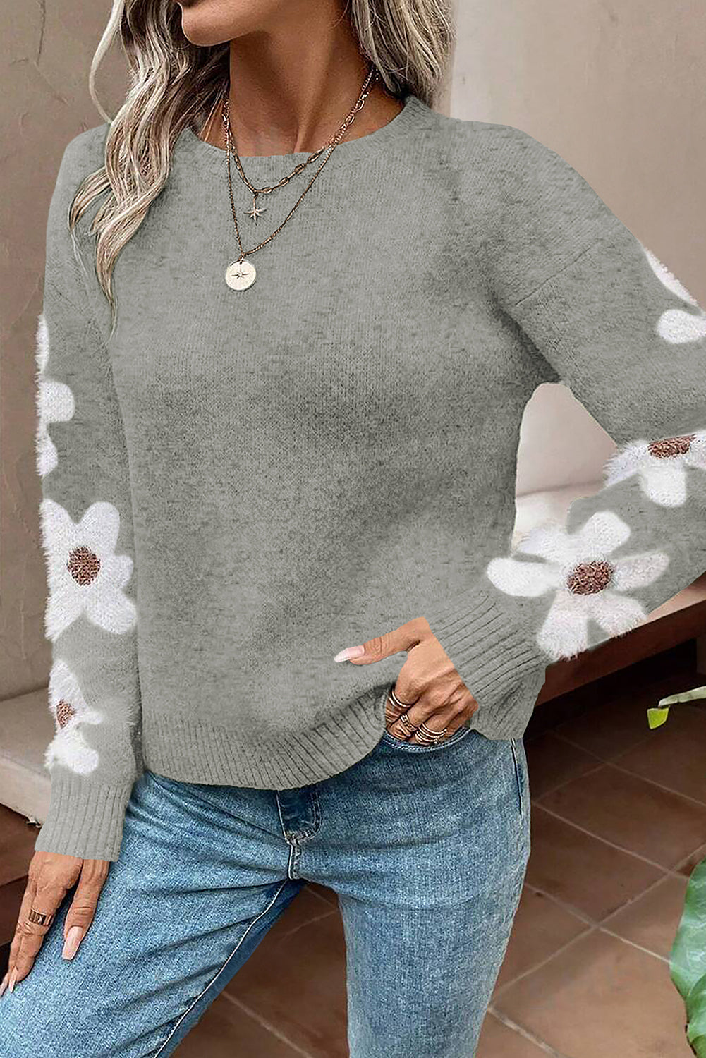 Hellgrauer pullover mit blumenärmeln und hängeschultern