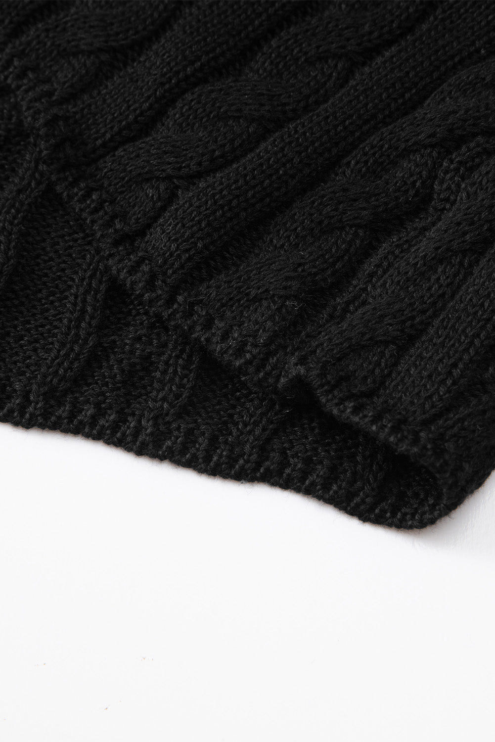 Schwarzer kurzarmpullover mit rundhalsausschnitt aus kabelstrick