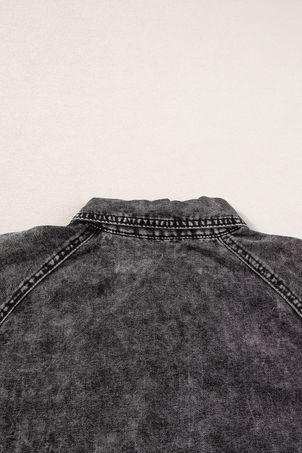 Mittelgraues Mineralwaschung gerafftes Kurzarm-Denimkleid mit Knöpfen