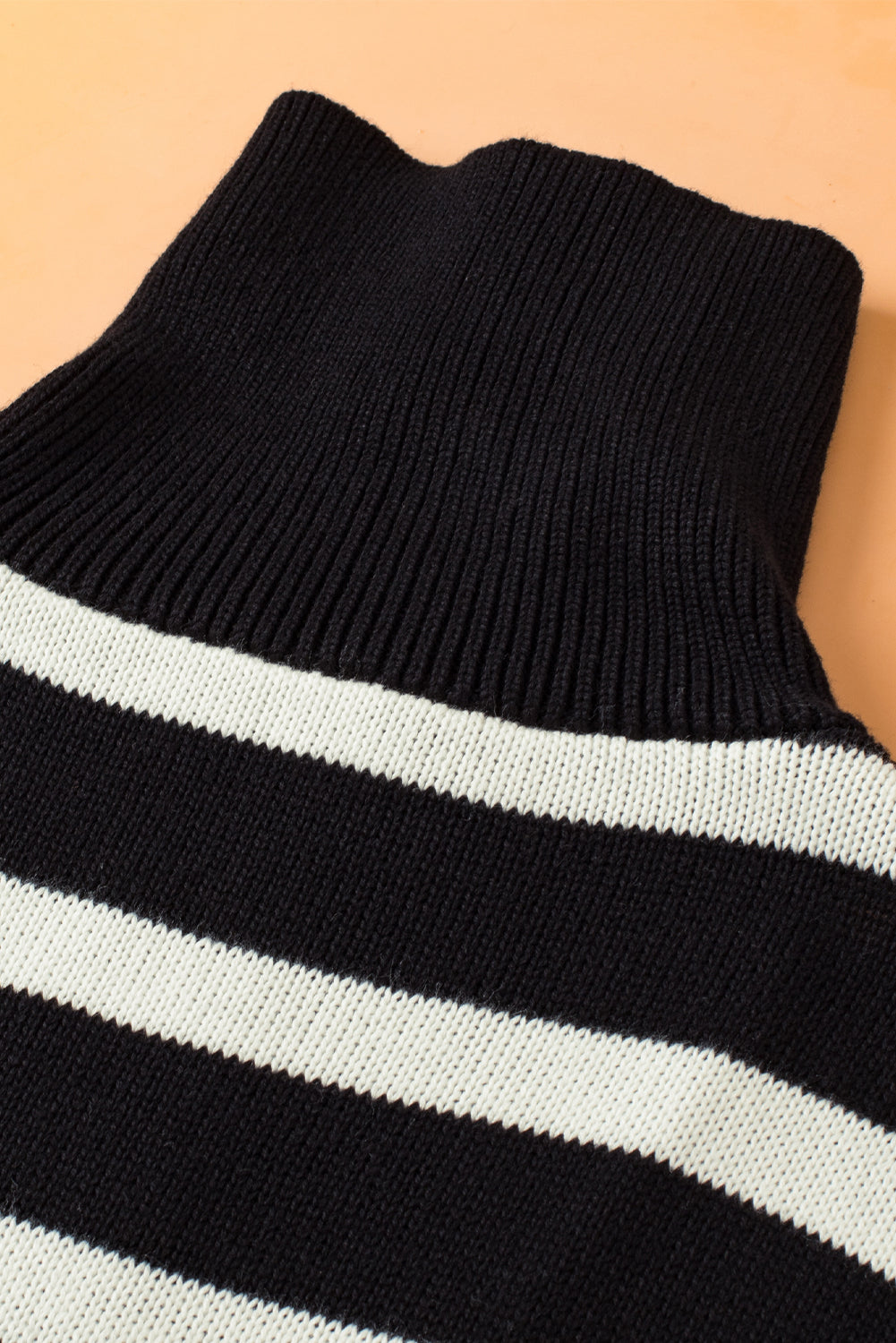 Schwarzer streifenstrickpullover mit reißverschlusskragen tank