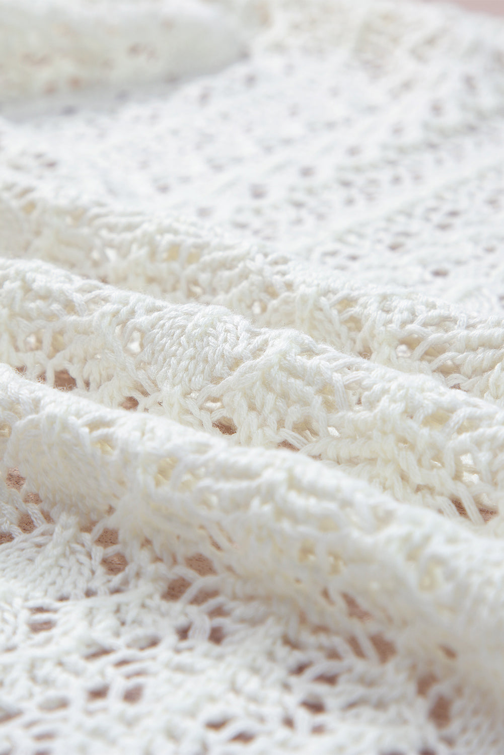Weißer modischer strickcardigan mit hohlen schultern
