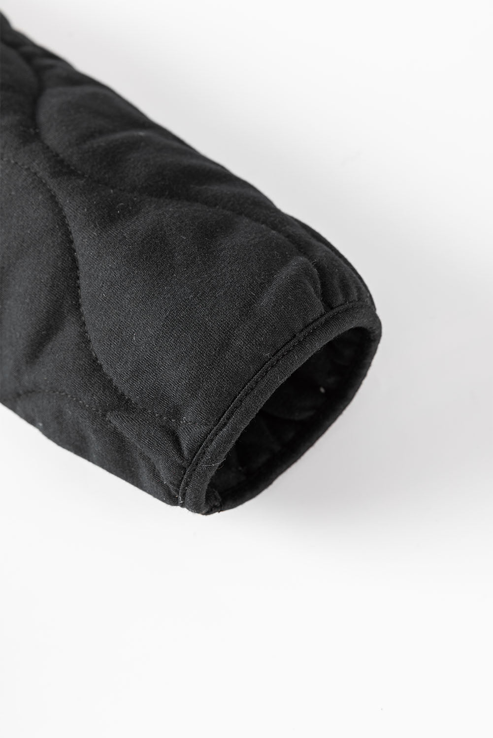 Schwarze jacke mit gestepptem druckknopf in uni-farbe