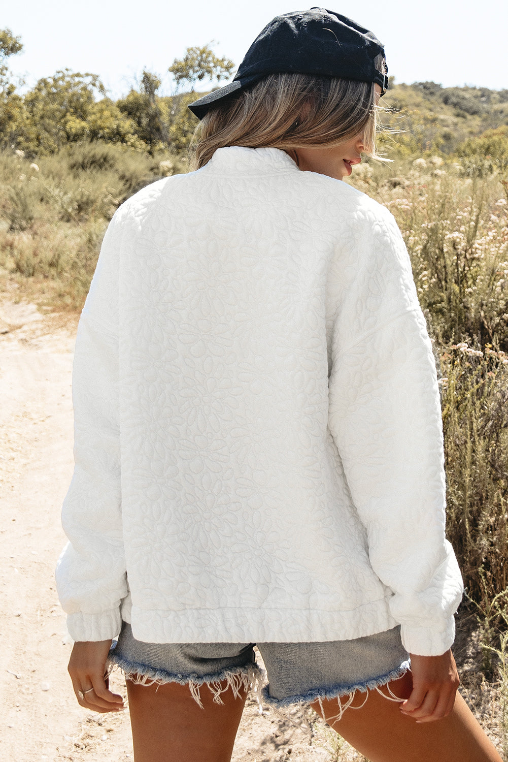 Weiße gesteppte jacke mit blumenmuster