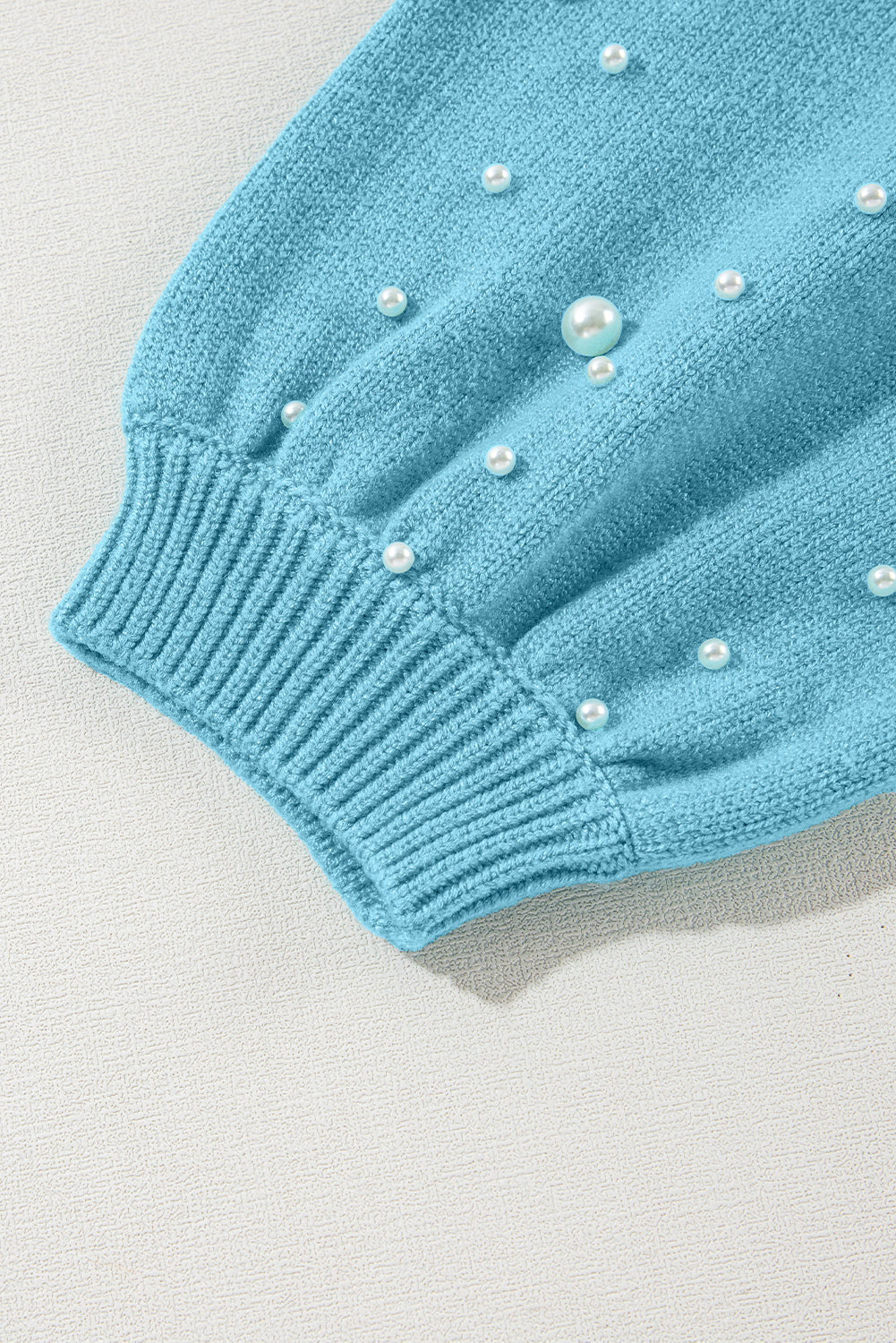 Rosenroter colorblock pullover mit rundhalsausschnitt und halben ärmeln mit perlen
