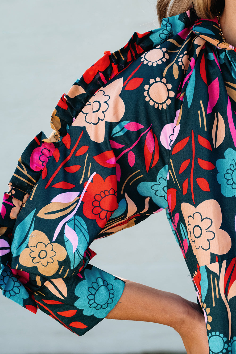 Grünes Minikleid mit Puffärmeln und Rüschen mit Blumendruck