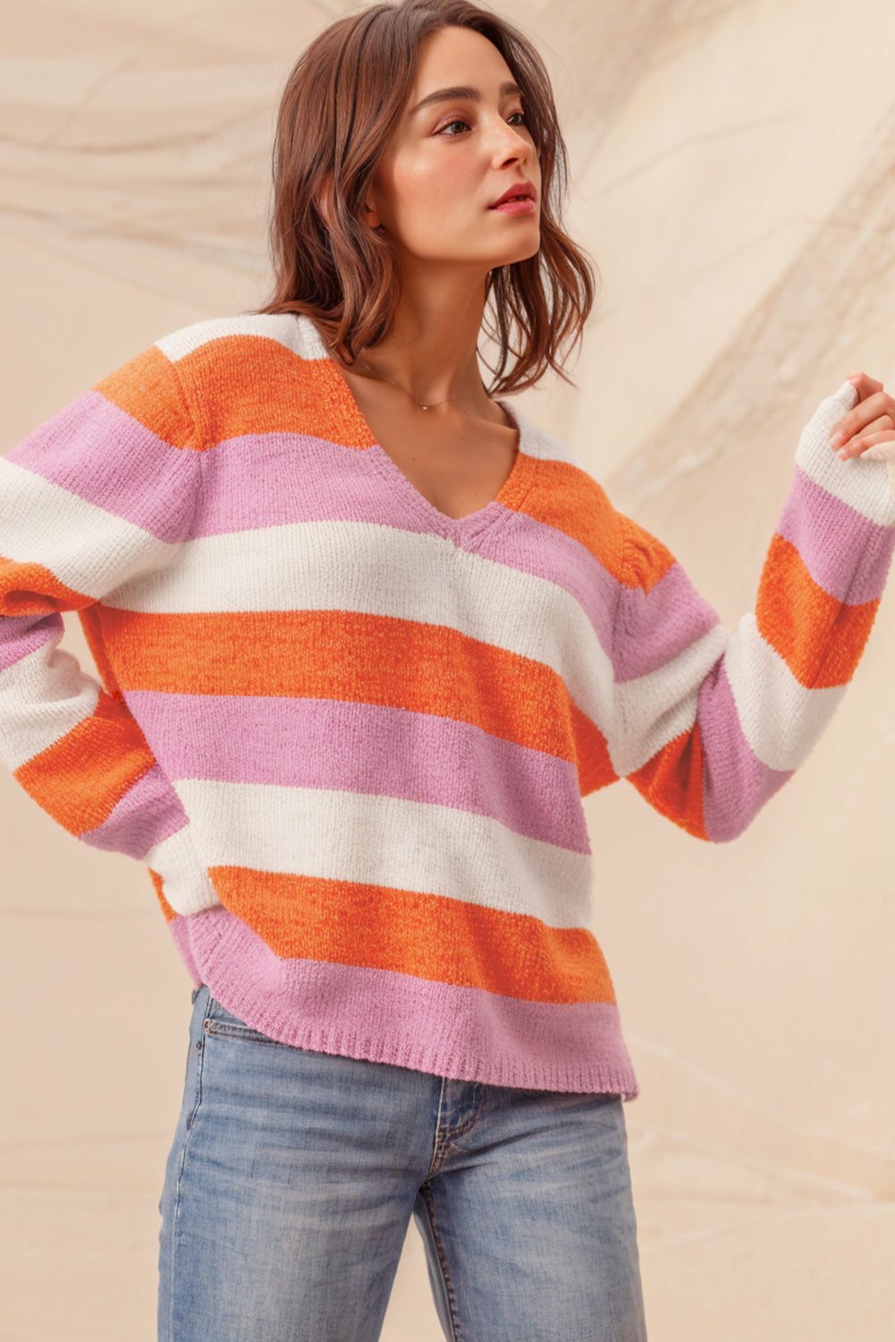 Orange gestreifter colorblock v-ausschnitt freizeitpullover